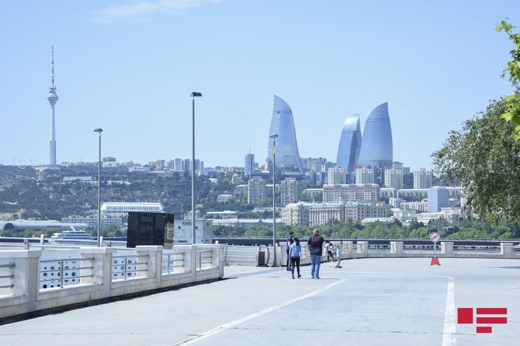 В Азербайджане разрешено собираться в общественных местах в группы до 10 человек