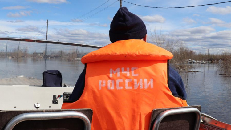 В России четыре человека погибли при столкновении катера и баржи