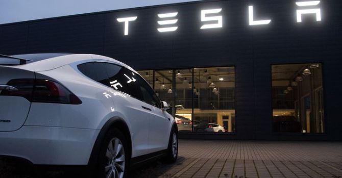 Акции Tesla обвалились на 21%