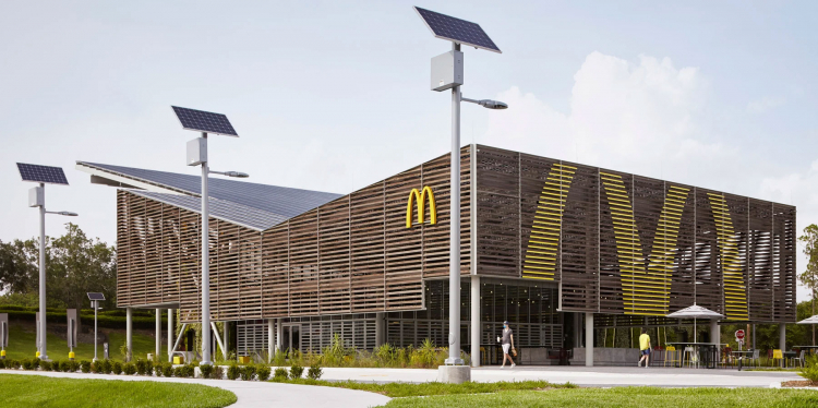 McDonald’s построила первый автономный ресторан на солнечных батареях
