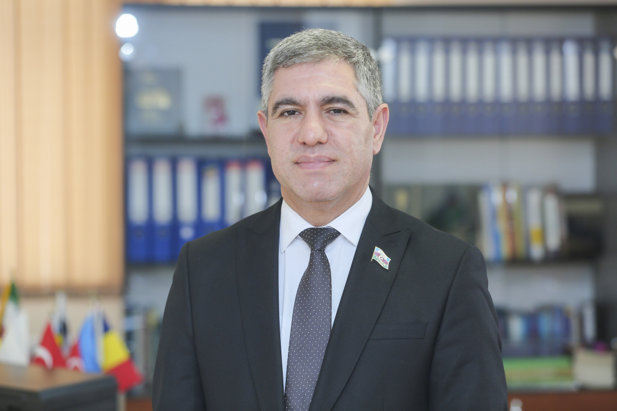 Азербайджанский депутат помог решить проблему детей шехидов