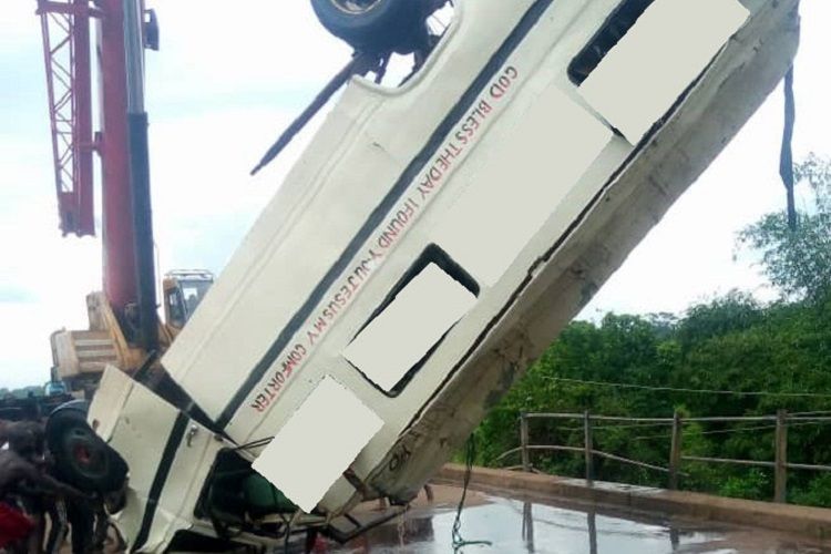 В Нигерии 15 человек погибли при падении автобуса в реку