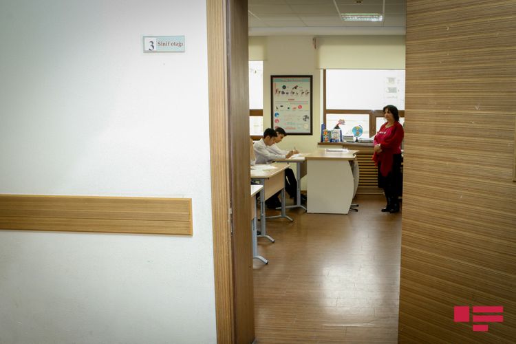 Восемь учителей одной из школ Азербайджана заразились коронавирусом