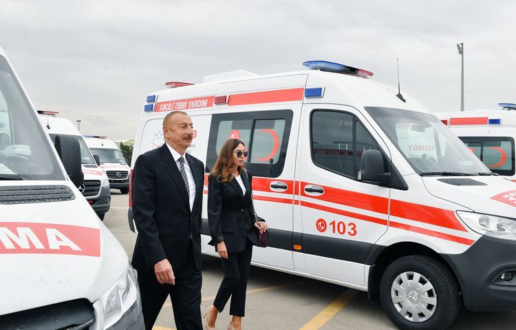 Ильхам Алиев и Мехрибан Алиева ознакомились с доставленными в Азербайджан новыми автомобилями скорой медицинской помощи - ФОТО - ОБНОВЛЕНО
