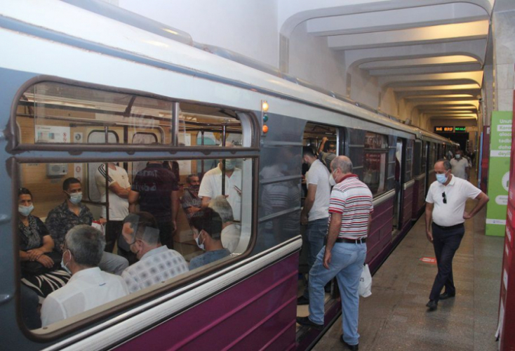 В движении поездов «Бакинского метрополитена» возникли перебои