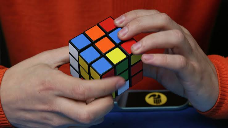 Самый маленький кубик Рубика продемонстрировали в Японии