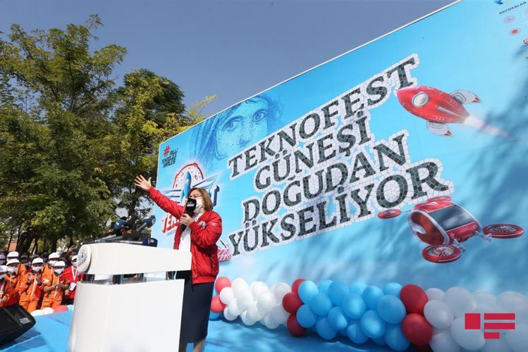 В Турции проходит фестиваль технологий с участием представителей 84 стран - ФОТО