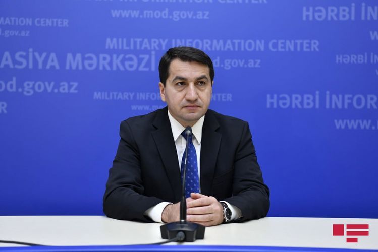 Помощник президента Азербайджана провел брифинг для представителей ведущих зарубежных СМИ