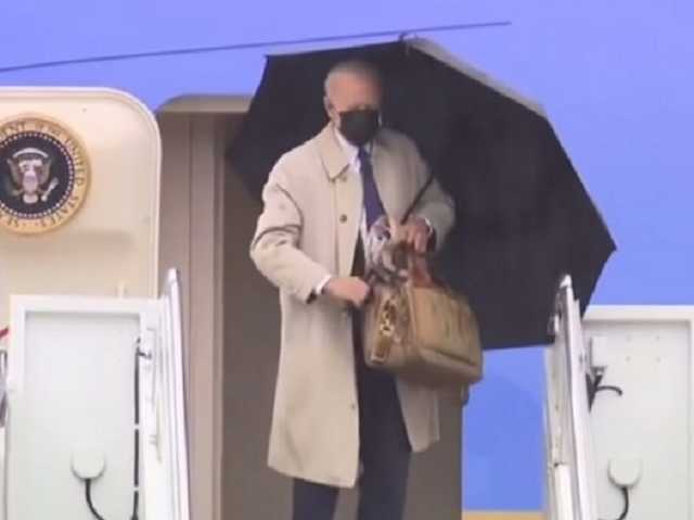 Байден вновь пережил курьезные моменты на трапе самолета
 - ВИДЕО