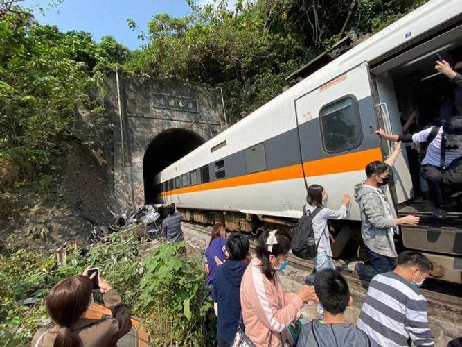 Пассажирский поезд сошел с рельсов на Тайване, есть погибшие и раненые  - ФОТО