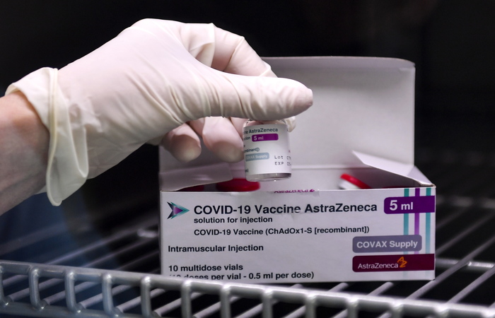 В Британии выявили 30 случаев тромбоза после вакцины AstraZeneca
