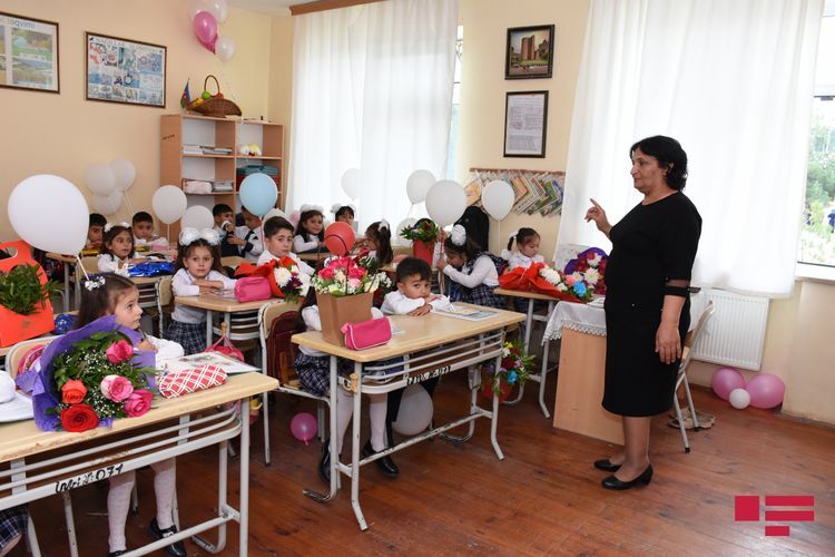 В Азербайджане вакцинируют всех работников образования