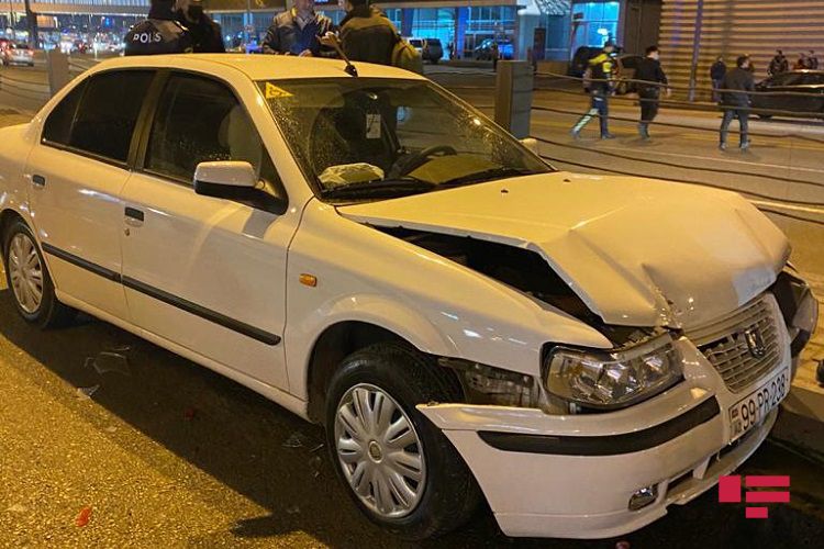 В Баку пешеход впал в кому, оказавшись между столкнувшимися автомобилями  - ФОТО