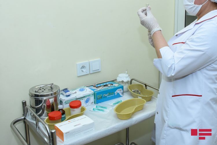 В Азербайджане началась вакцинация всех работников образования, независимо от возраста