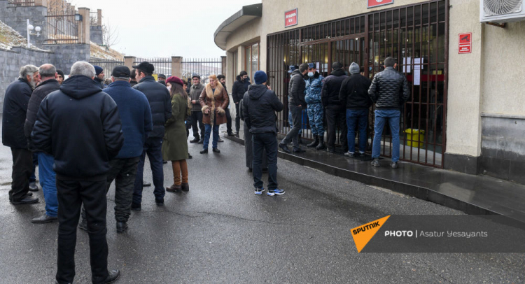 Сотрудники Минобороны Армении оказались в заложниках у митингующих