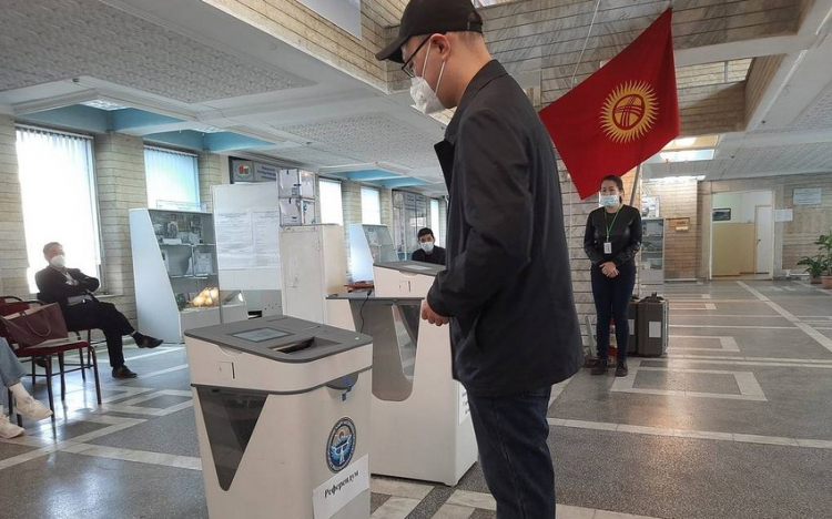 В Кыргызстане проходит референдум по изменению конституции