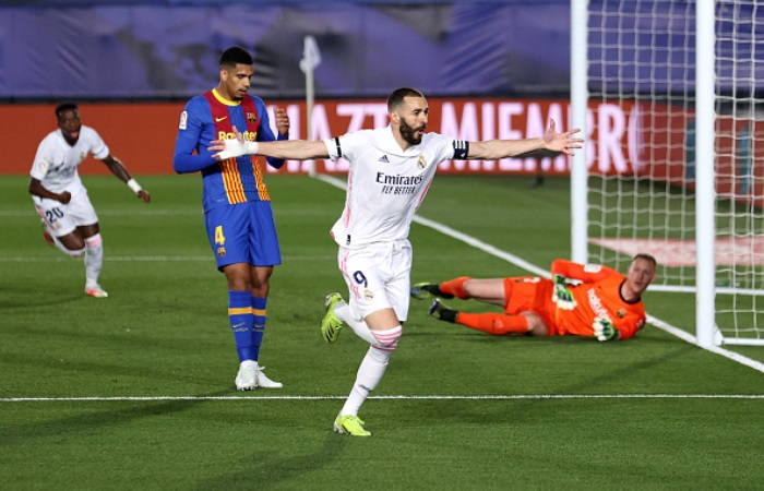 "Реал" победил "Барселону" и вышел на первое место в чемпионате Испании
