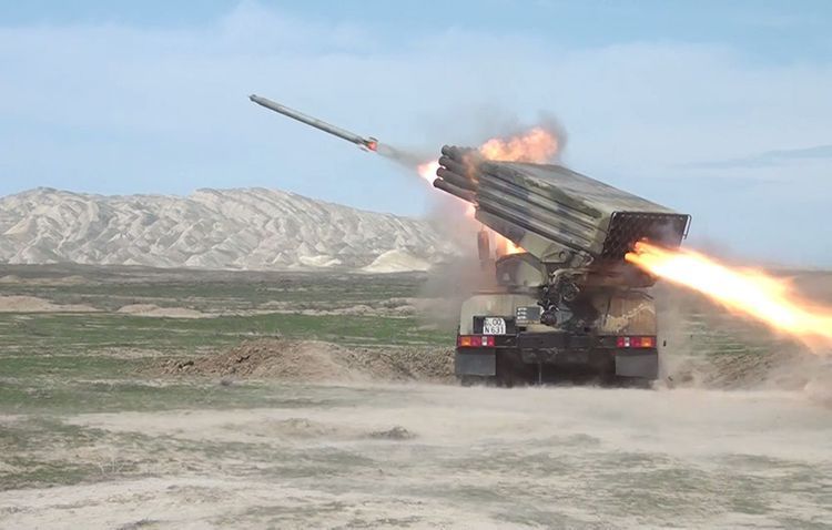 Азербайджанская армия проводит тактические учения ракетно-артиллерийских батарей - ВИДЕО