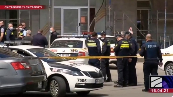 В Тбилиси вооруженный мужчина взял в заложники людей в банке