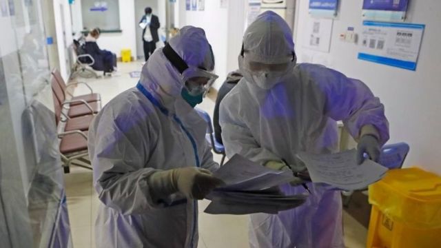 Даже у молодых людей, которые переболели COVID-19, риск заразиться снова сохраняется