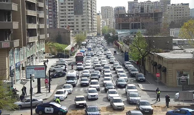 В Баку задерживается движение автобусов по 11 маршрутам
 - ФОТО