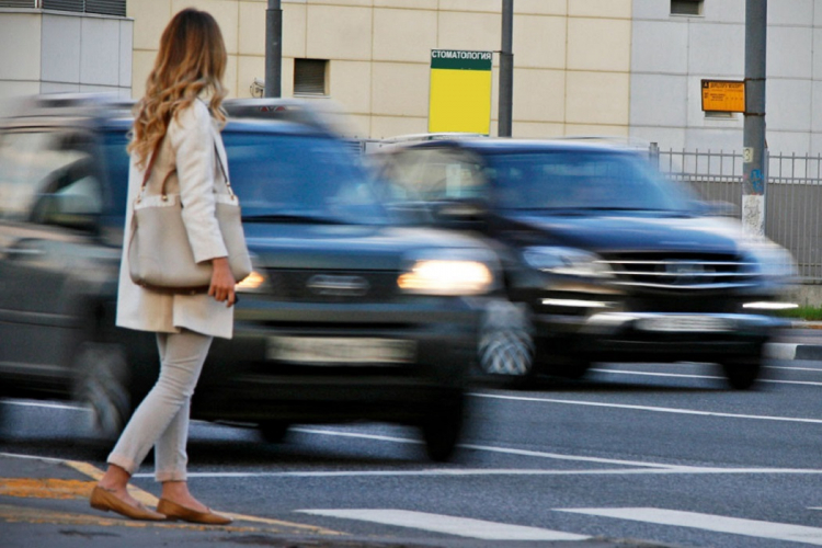 Эта дама в Баку наплевала и на светофор, и на водителей - ДЕЛАЙТЕ СО МНОЙ, ЧТО ХОТИТЕ…
