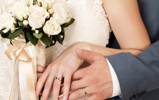 Невесту высмеяли в сети за чересчур тонкое помолвочное кольцо - ФОТО