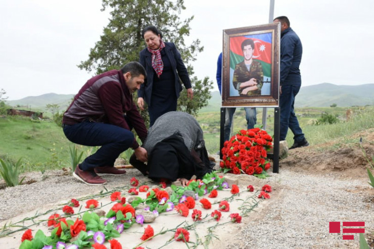 Мать шехида спустя 28 лет смогла посетить могилу своего сына в Джебраиле – ФОТО