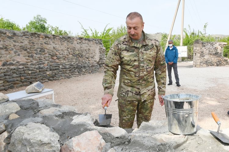 Президент Ильхам Алиев уложил памятный камень в стену зангиланской мечети  - ФОТО