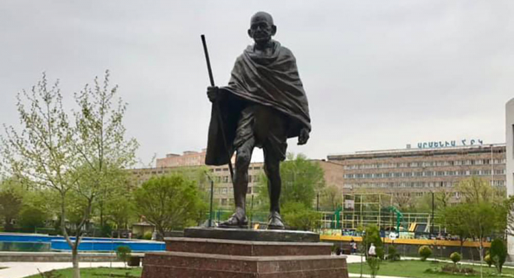 В Ереване подожгли памятник Махатме Ганди 