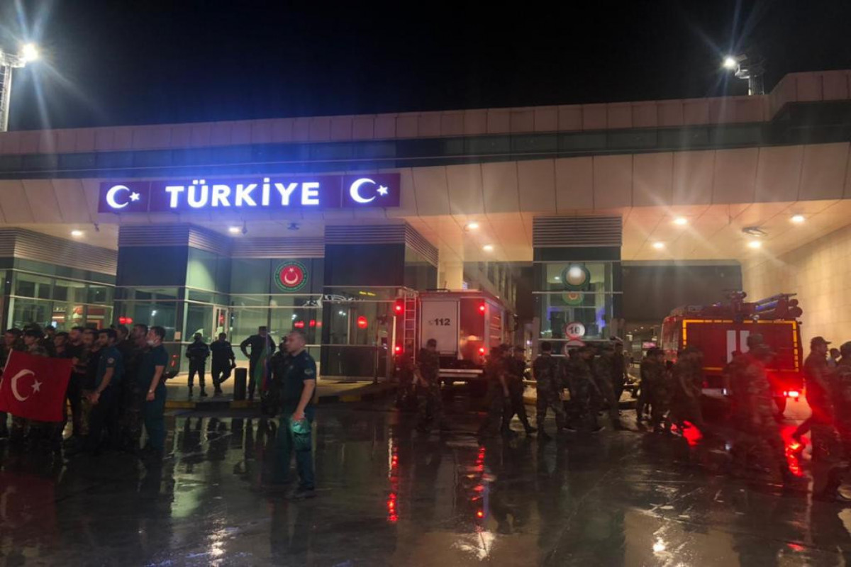 Группа азербайджанских пожарных в Турции