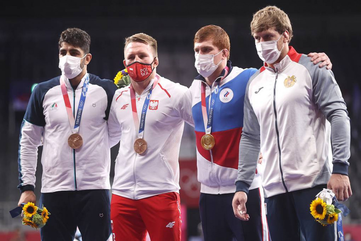 Армянский борец отказался надевать серебряную медаль на церемонии награждения Токио-2020
