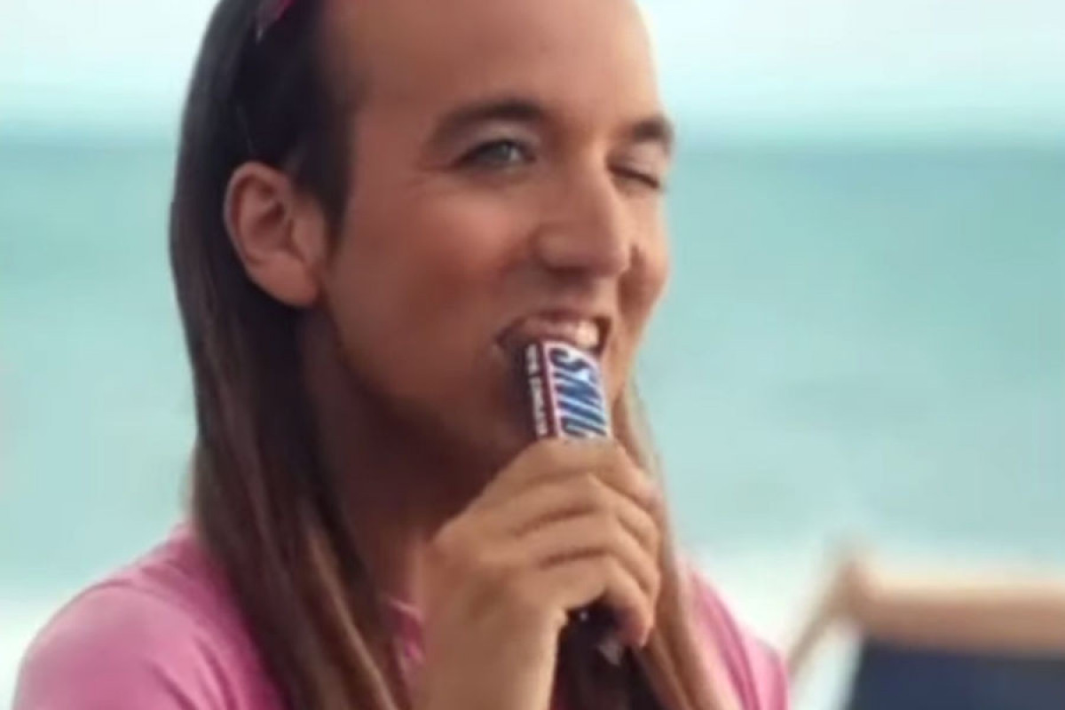В Испании обвинили Snickers в гомофобии из-за рекламы