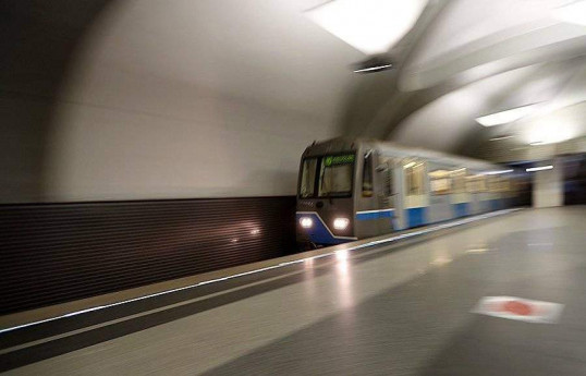 В бакинском метро женщина упала на рельсы