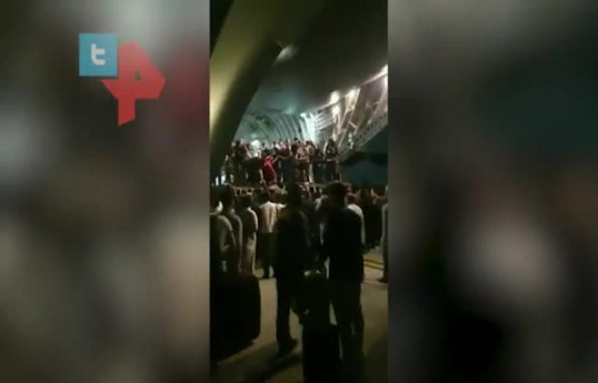 Эвакуация людей в аэропорту Кабула проходит под звуки выстрелов-ВИДЕО 