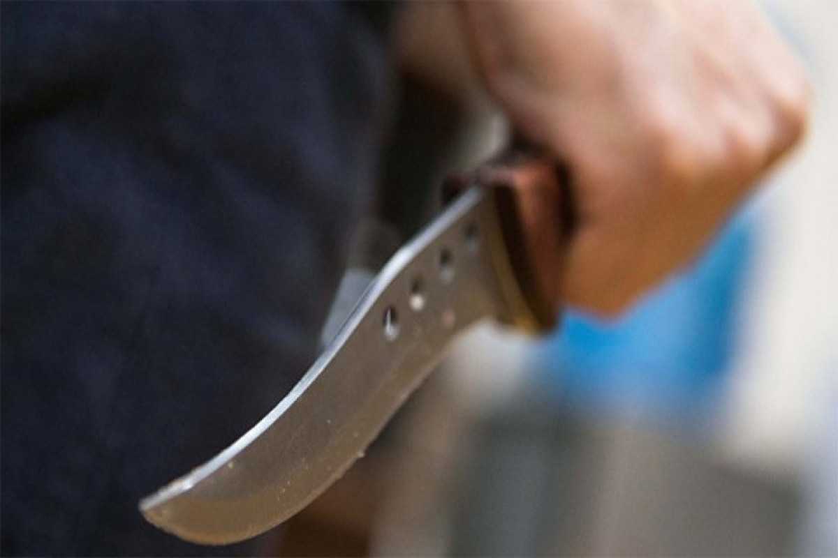 В Баку неизвестный ранил ножом женщину в горло