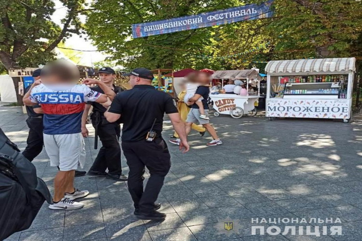 Полиция в Одессе задержала гражданина США, гулявшего в майке с надписью «Россия» -ВИДЕО 