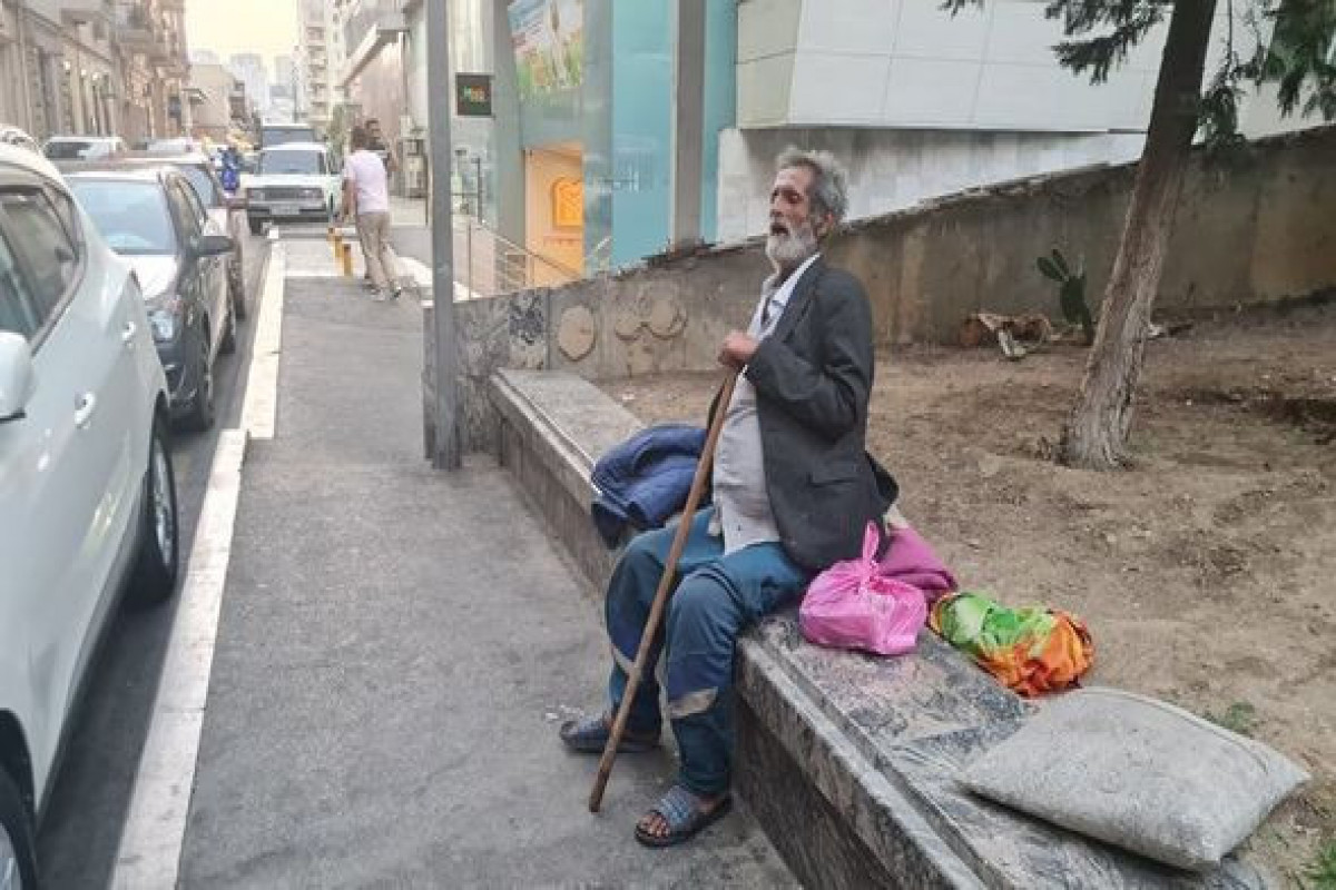 Этот мужчина не двигается с места и может умереть в любую минуту в центре Баку-ФОТО -ВИДЕО 