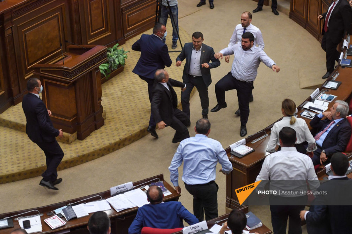 Очередная потасовка в парламенте Армении-ВИДЕО 