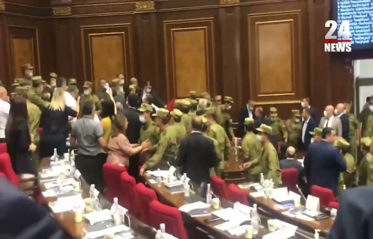В армянском парламенте не было драки, а было…тактическое отступление - И ЧЕМ СЕЙРАН ХУЖЕ АРЦРУНА? 