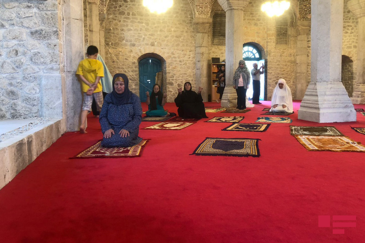 Группа жителей Шуши совершила намаз в мечети Юхары Говхар Ага-ФОТО 