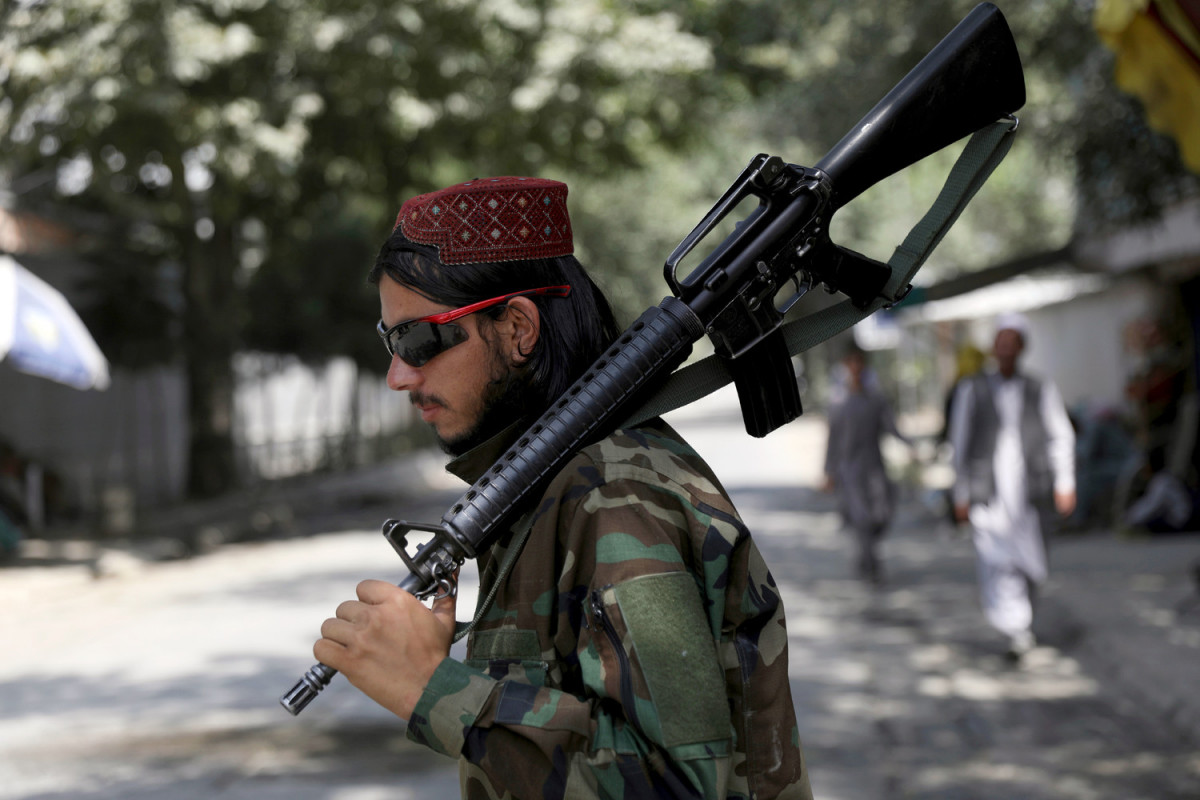 Талибы потребовали от жителей Кабула сдать правительственные автомобили и оружие