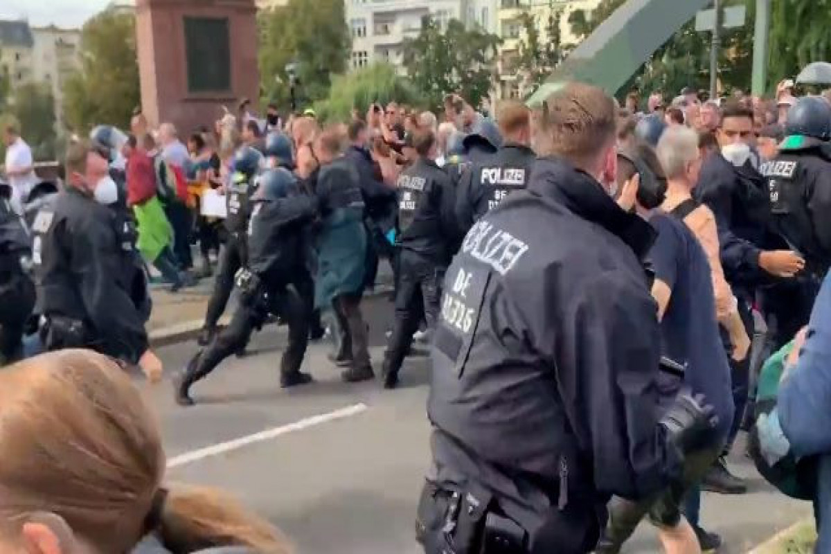 На митинге в Берлине начались беспорядки, пострадали четверо полицейских-ВИДЕО 