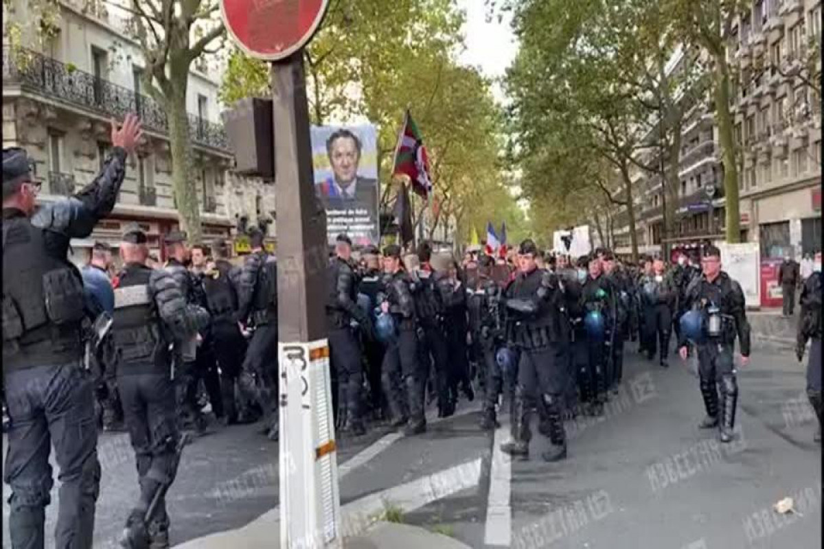 Требующие отменить COVID-паспорта французы заблокировали центр Парижа -ВИДЕО 