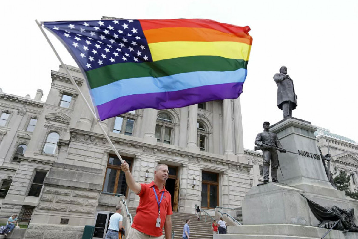 В США преподаватель призвала учеников присягнуть флагу ЛГБТ