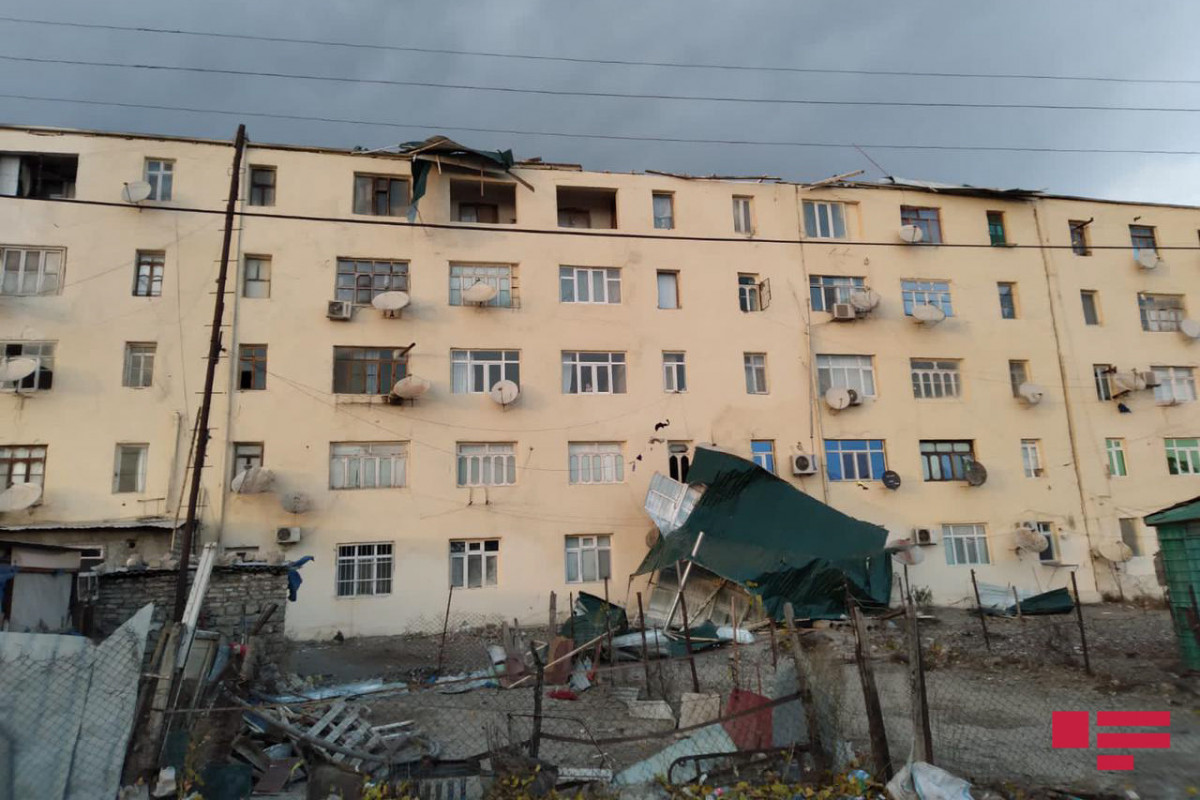 Ураган в Азербайджане снес кровлю жилого дома