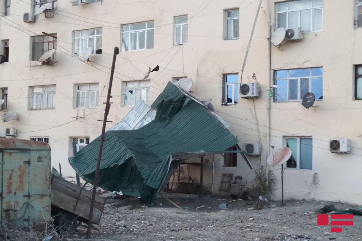 Ураган в Азербайджане снес кровлю жилого дома