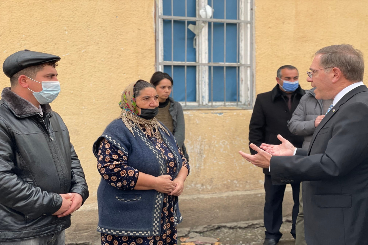 Посол США встретился с пострадавшими от конфликта жителями Тертерского района Азербайджана