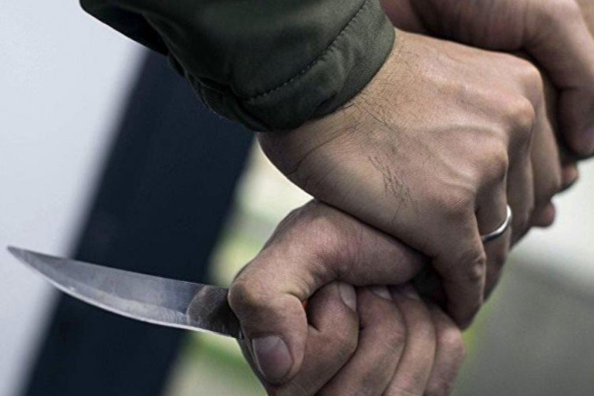 В Баку двух участников массовой драки ранили ножом в голову