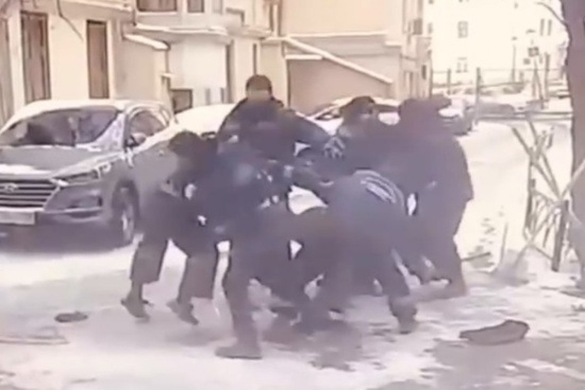 Массовая драка произошла между московскими дворниками из-за снега-ВИДЕО 